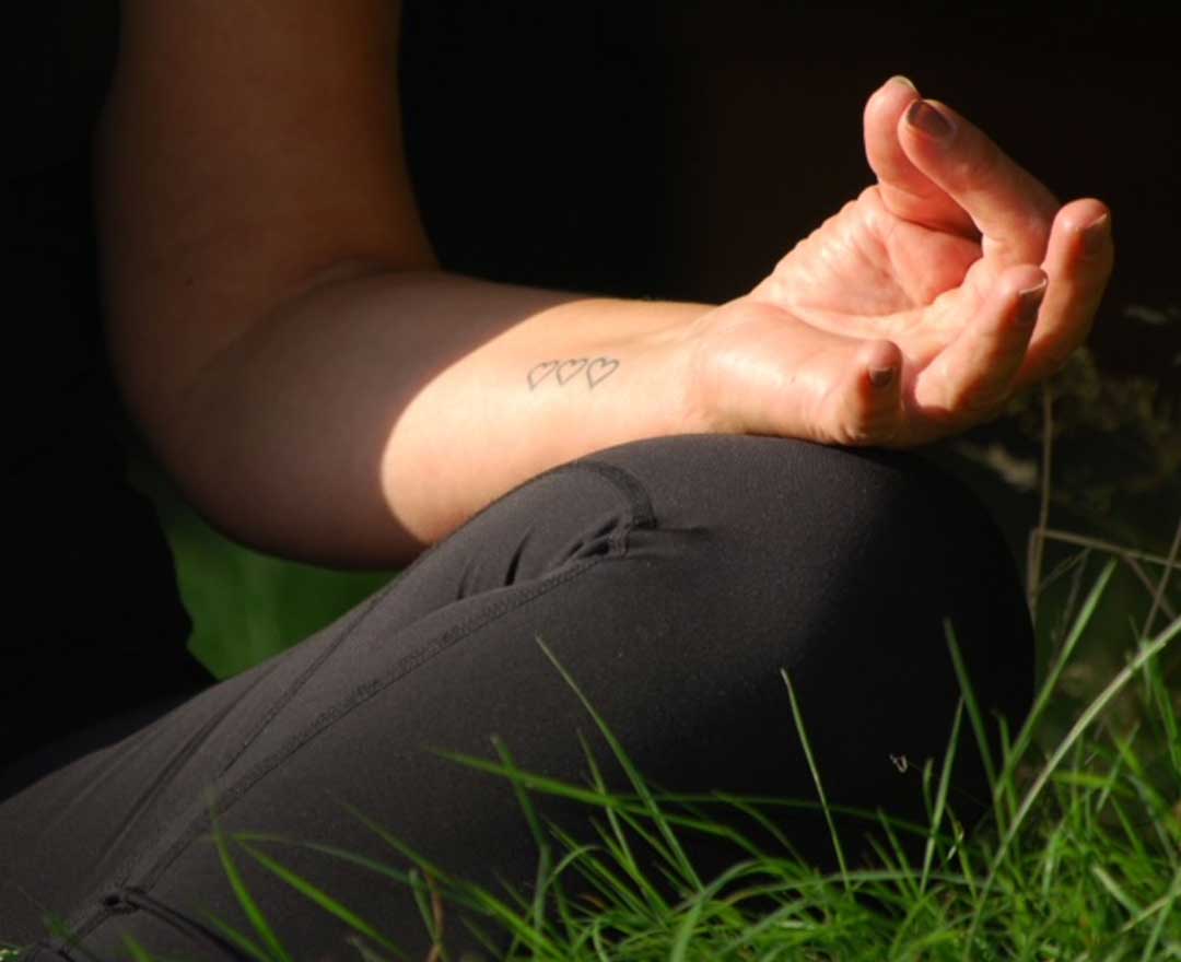 Closeup van een arm in meditatie houding