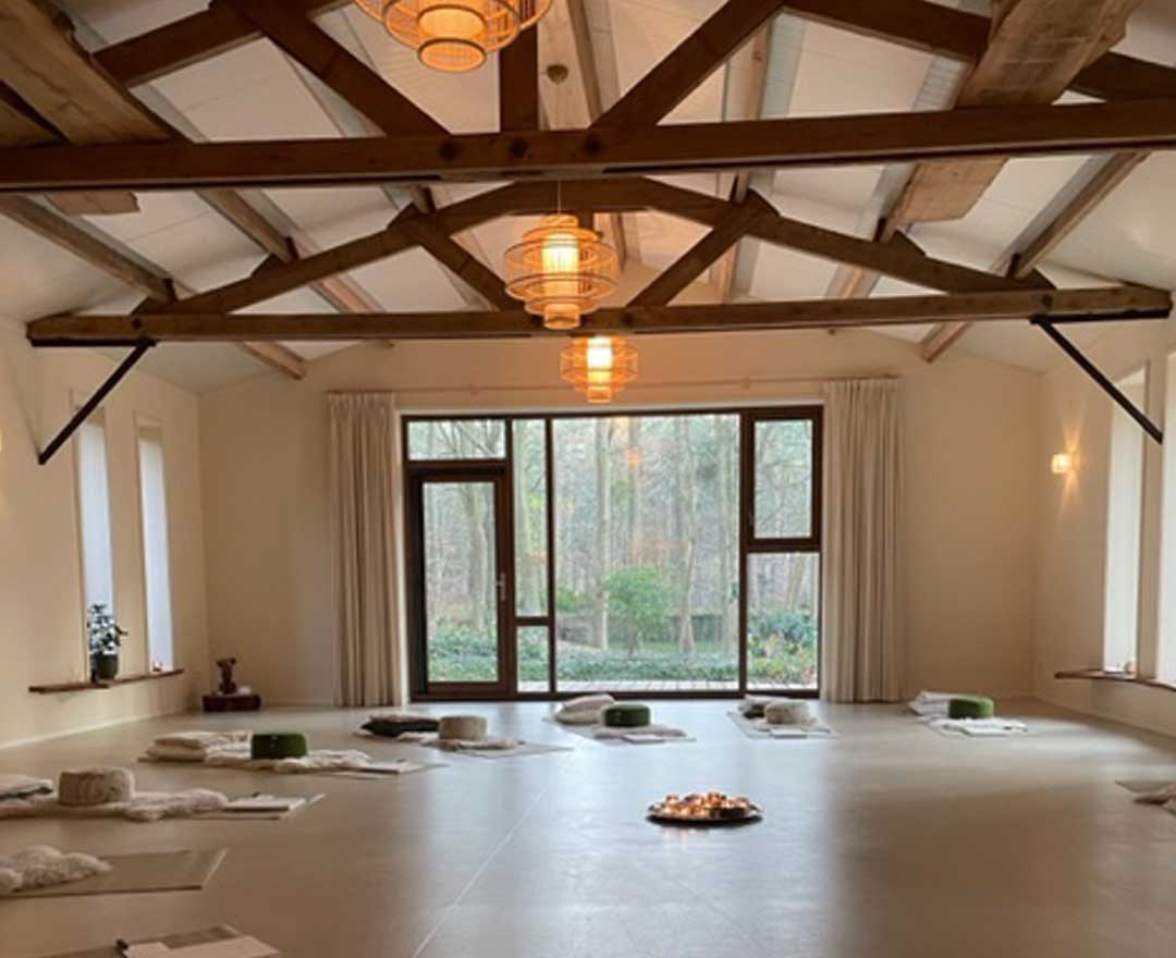 De binnenkant van een zaal met yoga matten